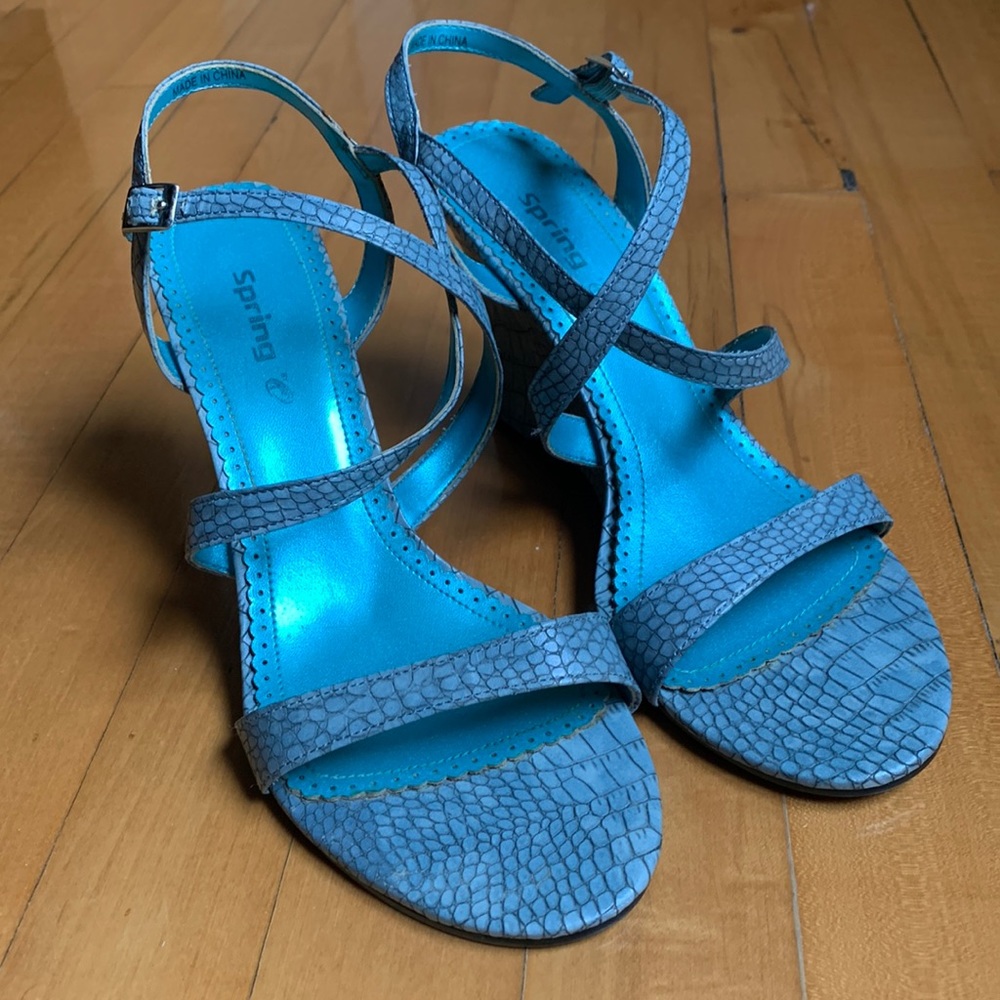 3/25$ Spring compensated sandals